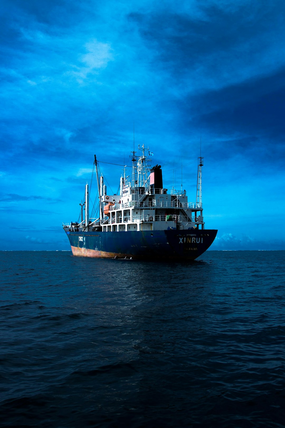 cargo-ship-in-ocean-iprynhebiee